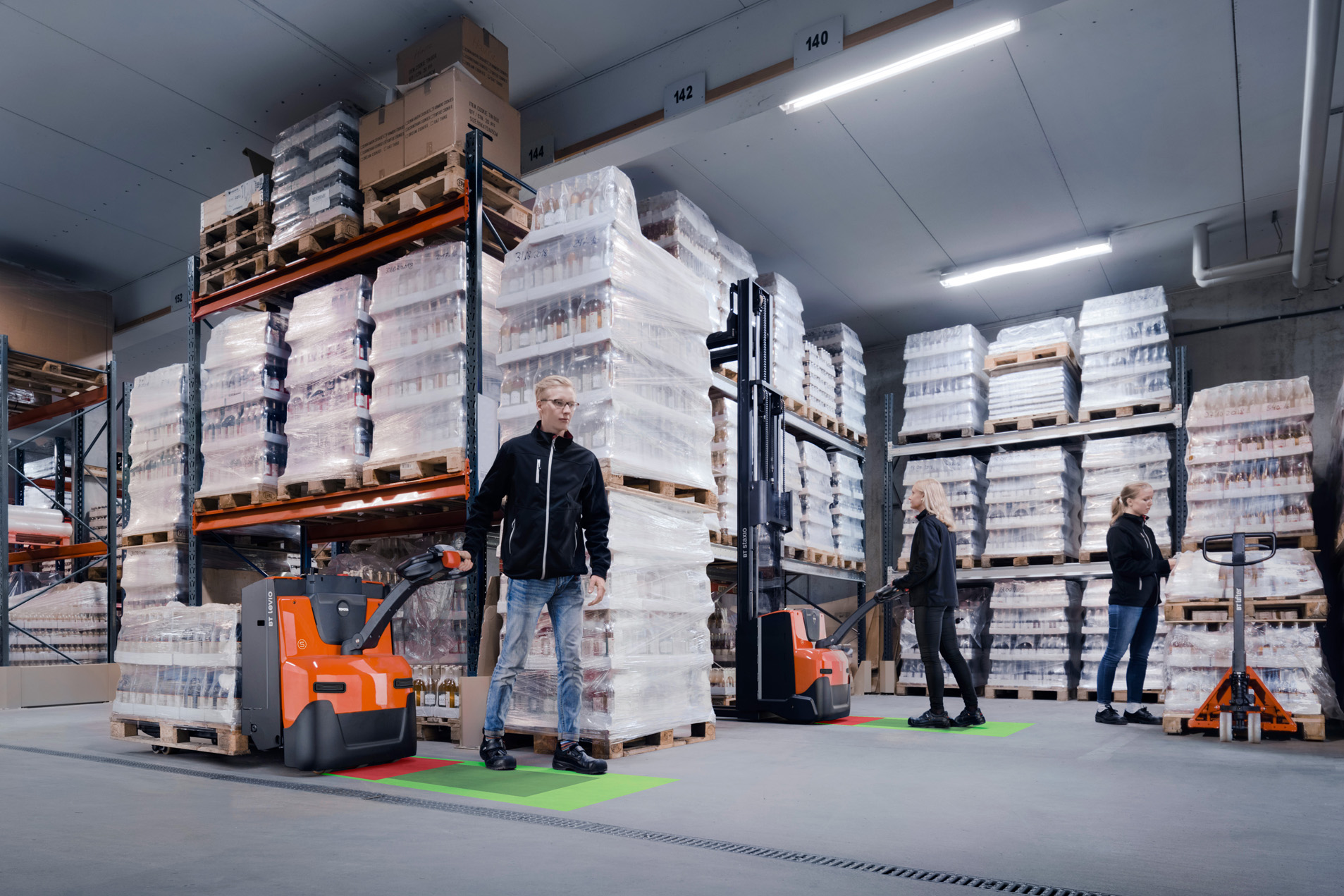 Toyota gyalogkíséretű raklapemelő és stacker lábvédelmi védelemmel