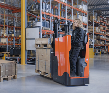 Toyota állóvezérlésű raklapemelő targonca rakomány szállításához